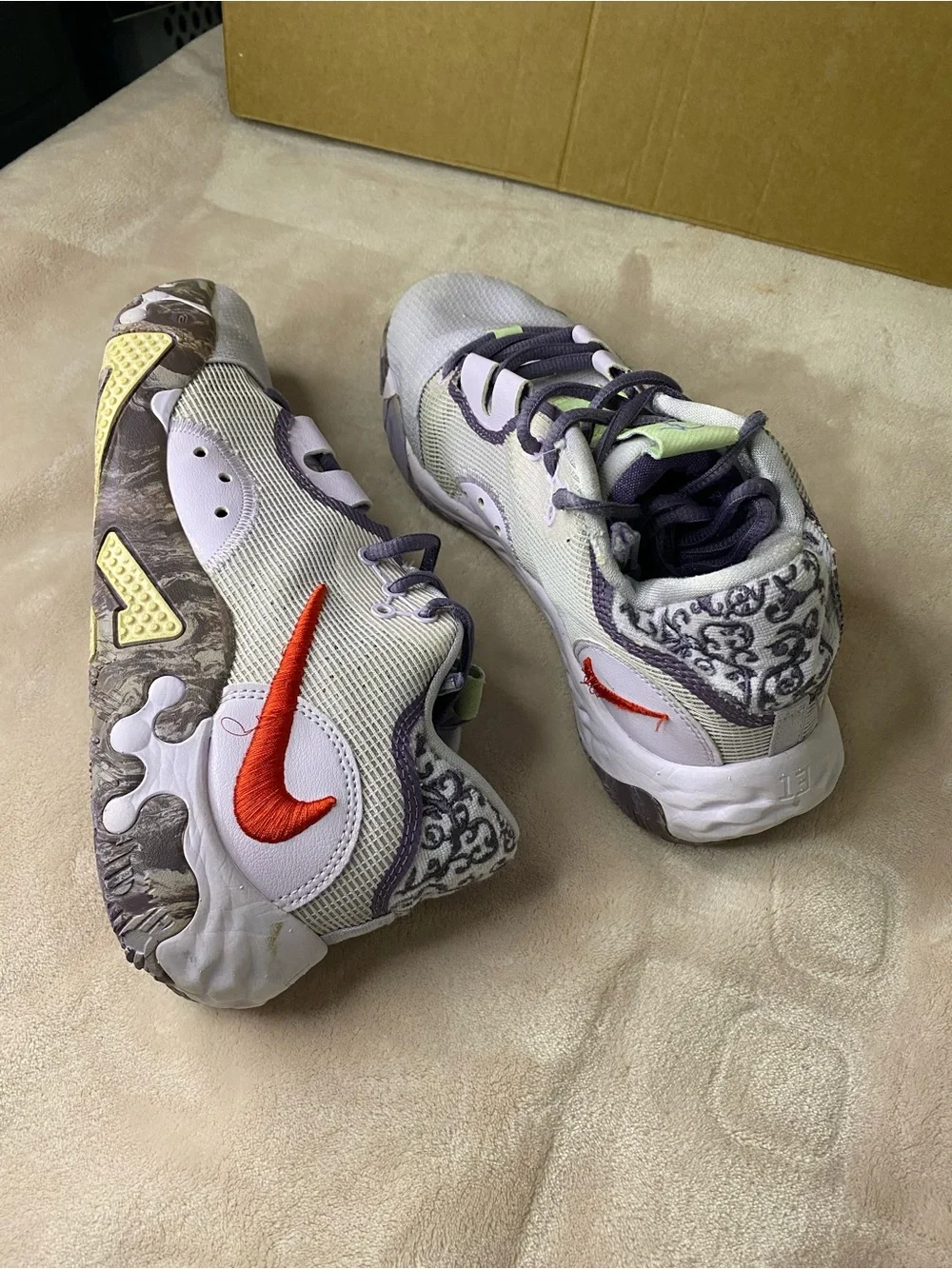 Nike mens Athletic Sneakers in Lavender and Lime Accent size 8.5